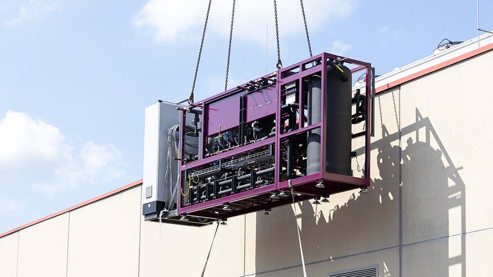 Anlieferung der Kälteanlage für einen Supermarkt Anlieferung der Kälteanlage für einen Supermarkt