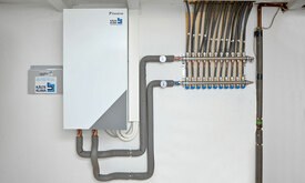 Heizungskeller des auf Luft-Wasser-Wärmepumpe umgerüsteten Einzelhauses Heizungskeller des auf Luft-Wasser-Wärmepumpe umgerüsteten Einzelhauses