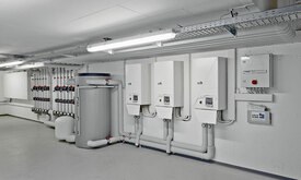 Heizungskeller des Wohnanlagenneubaus, Hydroboxen mit Pufferspeicher als hydraulische Weiche, Heizkreisverteilsystem und übergeordnete Regelung Heizungskeller des Wohnanlagenneubaus, Hydroboxen mit Pufferspeicher als hydraulische Weiche, Heizkreisverteilsystem und übergeordnete Regelung