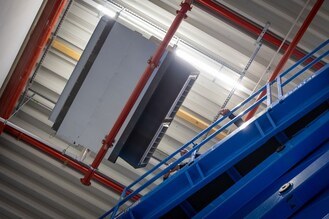 Arbeiten an einem der Innenger&auml;te im Hallenbereich