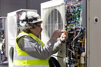 Anpassung der Ger&auml;tesets an der vor Ort eingerichteten Fertigungsstrecke w&auml;hrend der Bauphase