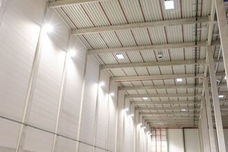 Hallen mit einer lichten Deckenh&ouml;he von 22 m f&uuml;r Hochregallager 