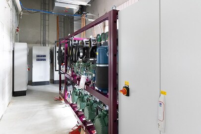 Aufstellung der CO2 Verbundanlage im neuen Maschinenraum
